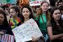 "Jeg er sikker på, at dinosaurerne også troede, at de havde tid", læser skiltet, som en ung aktivist viser frem under protesterne for klimaet i Washington D.C., USA's hovedstad.