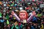 Demonstranter mødte talstærkt op foran rådhuset i den tyske by Düsseldorf. Med sig havde de en stor figur af svenske Greta Thunberg, som er en del af inspirationen bag de globale klimastrejker.
