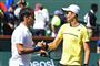 Roger Federer (til venstre) takker Hubert Hurkacz efter kampen fredag i Indian Wells.