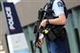 Bevæbnet politi har indtaget området omkring retten i Christchurch i New Zealand, hvor en 28-årig mand fredag aften dansk tid blev fremstillet sigtet for drab.