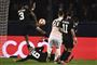 Paris Saint-Germains stopper Presnel Kimpembe (nummer 3) ramte bolden med armen i en Champions League-kamp hjemme mod Manchester United. Det takserede dommeren med hjælp fra VAR til straffespark, og det endte med, at United scorede og gik videre, mens PSG røg ud.