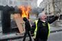 Demonstrant i gul vest protesterer mod politiet under aktioner i Paris lørdag.