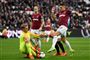 Keeper Jonas Lössl måtte hente bolden ud af eget mål fire gange, da Huddersfield trods tre scoringer fik stryg af West Ham.