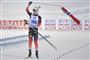 Johannes Thingnes Bø havde tid til at snuppe et norsk flag på vej mod målet i mændenes 4 gange 7,5 kilometer stafet ved VM.