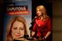 Zuzana Caputova er ifølge meningsmåling favorit til at blive Slovakiets første kvinde på præsidentposten. Hun har i sin valgkamp lovet at bekæmpe korruption og genoprette borgernes tillid til staten. Her taler Caputova efter lørdagens første valgrunde.