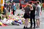 Lokalbefolkningen i Christchurch, New Zealand har lagt blomster nær de to moskéer, hvor en person fredag gik ind og skuddræbte 50 personer. Før identitet og dødsårsag er fastlagt, kan ligene ikke udleveres til de sørgende familier.
