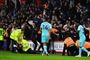 Sikkerhedsfolk havde travlt med at holde styr på Newcastles fans i lørdagens Premier League-kamp ude mod Bournemouth. Syv personer blev anholdt.