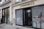 Smadrede butiksvinduer på Champs-Élysées i Paris søndag efter voldsomme uroligheder i det centrale Paris. Politiet siger, at 42 demonstranter og 17 politifolk og en brandmand blev såret under gadekampe. Præsident Macron siger, at "vi ser folk, som ønsker at ødelægge republikken".