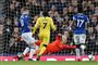 Gylfi Sigurdsson (tv.) bringer Everton på 2-0 i hjemmekampen mod Chelsea.