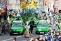 En mand klædt ud som skytshelgenen Sankt Patrick går forrest i søndagens parade i Irlands hovedstad, Dublin. Den irske nationaldag fejres i hjemlandet blandt andet ved at bære grønt tøj og spise traditionel irsk mad.
