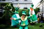 I London er den irske nationaldag blevet fejret med en stor parade gennem byen. På billedet her har en af paradedeltagerne klædt sig ud som en såkaldt leprechaun - en form for alf, der er en indgroet del af den irske kultur.