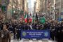 Hundredvis af betjente fra New Yorks politistyrke går her forrest i St. Patrick's Day-paraden i den amerikanske storby. Paraden i New York betragtes som den største af slagsen i verden, og den har været holdt siden 1762.