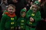 Tre festklædte irske børn forsøger at holde humøret højt under en regnfyldt parade i den irske by Galway. Hundredtusindvis af irere er 17. marts altid på gaden for at markere nationaldagen.