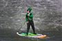 En mand iklædt St. Patrick's Day-kostume har kastet sig ud på sit paddleboard på floden i Landsberg am Lech i det sydlige Tyskland.