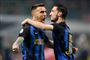 Inters Matias Vecino (tv) fejrer sin scoring efter tre minutter, som satte Inter i gang i sejren over Milan i Serie A.