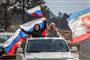 Russiske kvinder vifter med det russiske flag i et optog i forbindelse med femåret for Ruslands annektering af Krim.