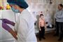 En sygeplejerske i Ukraines hovedstad, Kijev, gør klar til at give en dreng en vaccine mod mæslinger i januar sidste år. Mangel på vacciner og øget modstand mod vacciner har medført et stort mæslingeudbrud i Ukraine.
