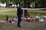 En politibetjent holder vagt ved Masjid al-Noor-moskéen i Christchurch tirsdag. Her blev adskillige bedende muslimer dræbt for fire dage siden.