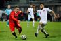 Her ses Xherdan Shaqiri (i rødt) i aktion mod Boualem Khoukhi, da Schweiz og Qatar mødte hinanden i en venskabskamp i november sidste år.