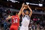 Dallas Mavericks-spilleren Dirk Nowitzki (i hvidt) scorede otte point i kampen mod New Orleans Pelicans og Kenrich Williams (i rødt). Nu er han den sjettemest scorende i NBA.