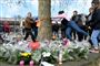 Kvinder binder en meddelelse rundt om et træ ved et interimistisk mindested for ofrene for et skudangreb i den hollandske by Utrecht mandag. Anklagemyndigheden siger, at teorier om et muligt terrormotiv bliver taget alvorligt som følge en note i en flugtbil. (Arkivfoto).