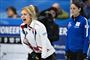 Skipper Madeleine Dupont og de øvrige danske curlingkvinder tabte tirsdag 8-11 til Letland.