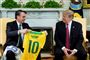 Brasiliens præsident, Jair Bolsonaro, mødte op med en brasiliansk landsholdstrøje til præsident Donald Trump, da den amerikanske præsident tog imod sin gæst i Det Ovale Værelse.