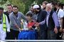 13-årige Zaid Mustafa (i kørestol) blev skudt i benet under angrebet i Christchurch i fredags. Onsdag formiddag deltog han i begravelsen af sin far, Khalid Mustafa, og 15-årige bror, Hamza Mustafa. De blev begge dræbt i angrebet.