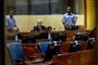 Radovan Karadzic(siddende på bagerste række, red.) ses her i retslokalet, hvor han onsdag fik skærpet sin straf for sin rolle i massakren i Srebrenica til livstid i fængsel.