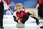 Skipper Madeleine Dupont i aktion i onsdagens kamp mod Skotland ved VM i curling i Silkeborg, Den kamp vandt danskerne, men torsdag blev det til nederlag mod Sydkorea og Tyskland.