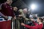 Christian Eriksen gav sin trøje til en udsendt dansk soldat efter torsdagens 2-2-testkamp i Kosovo.