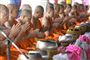 Buddhistiske munke i et tempel i Vietnam har i årevis snydt tilrejsende, mener de vietnamesiske myndigheder. Der er ikke tale om munkene på billedet.