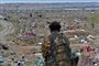 Et medlem af SDF kigger ud over byen Baghouz, hvor Islamisk Stat lørdag endeligt blev besejret.