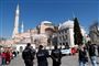 Tyrkisk politi ved berømte Hagia Sophia i Istanbul.
