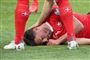Schweizeren Fabian Schär ses her liggende i græsset, efter at han slog hovedet i en duel i lørdagens EM-kvalifikationskamp ude mod Georgien.