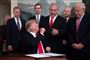 USA's præsident, Donald Trump, rækker den pen, han har brugt til at underskrive dekretet om Golanhøjderne, til en tydeligt tilfreds israelsk premierminister, Benjamin Netanyahu, i Det Hvide Hus mandag.