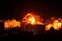 Flammer og røg stiger op over en bygning i Gaza City mandag aften. Israel har indledt angreb mod Hamas-bevægelsen som reaktion på flere raketangreb fra Gaza mod Israel, herunder et der slog ned i et hus uden for den israelske storby Tel Aviv tidligt mandag morgen.