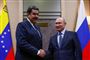 Ruslands præsident, Vladimir Putin (t.h.), trykker hånd med Venezuelas præsident, Nicolas Maduro, under et møde i Rusland i december. Rusland er en af Maduros få og absolut vigtigste allierede.