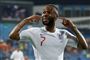 Raheem Sterling scorede Englands femte mål og fejrede det med en hilsen til hjemmeholdets tilhængere.