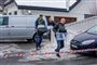 Norsk politi bærer computerudstyr ud fra den norske justiministers hus i Oslo 14. marts.