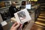 I løbet af natten solgte RecordPusher ifølge DR Fyn omkring 200 eksemplarer af albummet, der indeholder 12 helt nye sange. På albummet figurerer blandt andre sønnen Hjalmer og Jørn Ørn, der var Larsens manager.