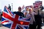 Pro-brexit demonstranter var samlet uden for det britiske underhus, da politikerne fredag nedstemte Theresa Mays aftale.