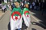 To algeriske kvinder klædt i landets flag er blandt den cirka én million demonstranter, der fredag er strømmet ud i gaderne i hovedstaden Algier for at vise deres modstand mod det mangeårige styre under præsident Bouteflika.