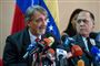 Formanden for Det Internationale Røde Kors Forbund (IFRC), Francesco Rocca (til venstre), siger under et pressemøde fredag, at Røde Kors er klar til at yde nødhjælp i Venezuela om cirka to uger.