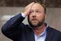 Radiovært og konspirationsteoretiker Alex Jones har længe været en kontroversiel skikkelse i USA, og han er i flere omgange komme i juridiske problemer på grund af sine udtalelser.