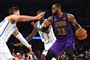 Trods skade blev LeBron James topscorer, da Lakers fredag tørnede sammen med Charlotte Hornets.