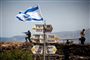 En israelske soldater ved en observationspost i de israelsk-besatte Golanhøjder. USA's anerkendelse af området som en del af Israel dominerer søndag et arabisk topmøde i Tunis.