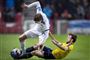 FC Københavns Robert Skov blev tacklet af Hobros Martin Mikkelsen under en superligakamp i marts. Det har medført reaktioner på de sociale medier mod Hobro-spilleren, forklarer han.