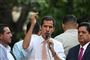 Venezuelas oppositionsleder, Juan Guidó (i midten), bør ifølge landets Højesteret blive retsforfulgt for at have overtrådt et udrejseforbud og opfordre til vold. (Arkivfoto)