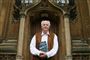 Den britiske forfatter Philip Pullman modtog i 2005 den fornemme Alma-pris. Han er blandt andet kendt for sin børne- og ungdomstrilogi, der består af bøgerne "Det gyldne kompas", "Skyggernes kniv" og "Ravkikkerten".